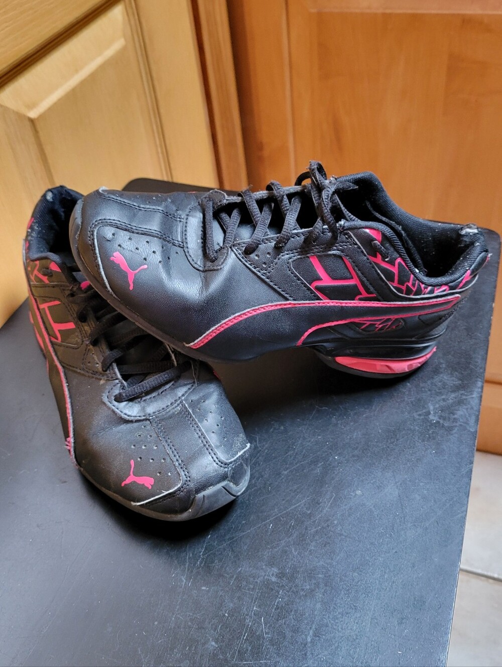 Womens Puma Black Athletic Sneakers with Pink Accents. Style "Tazon 6".   Size 8